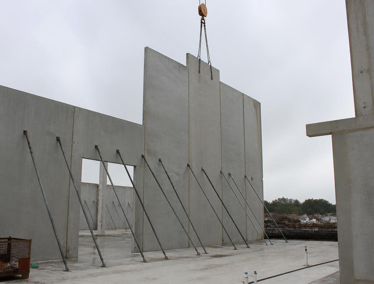 Betonfertigteilmontage Gewerbehalle